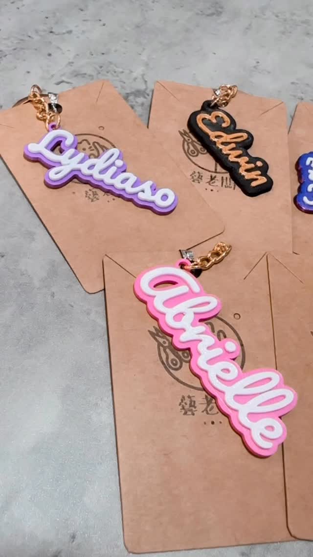 立體字匙扣扣在牛皮紙襯卡上，襯卡印有店印