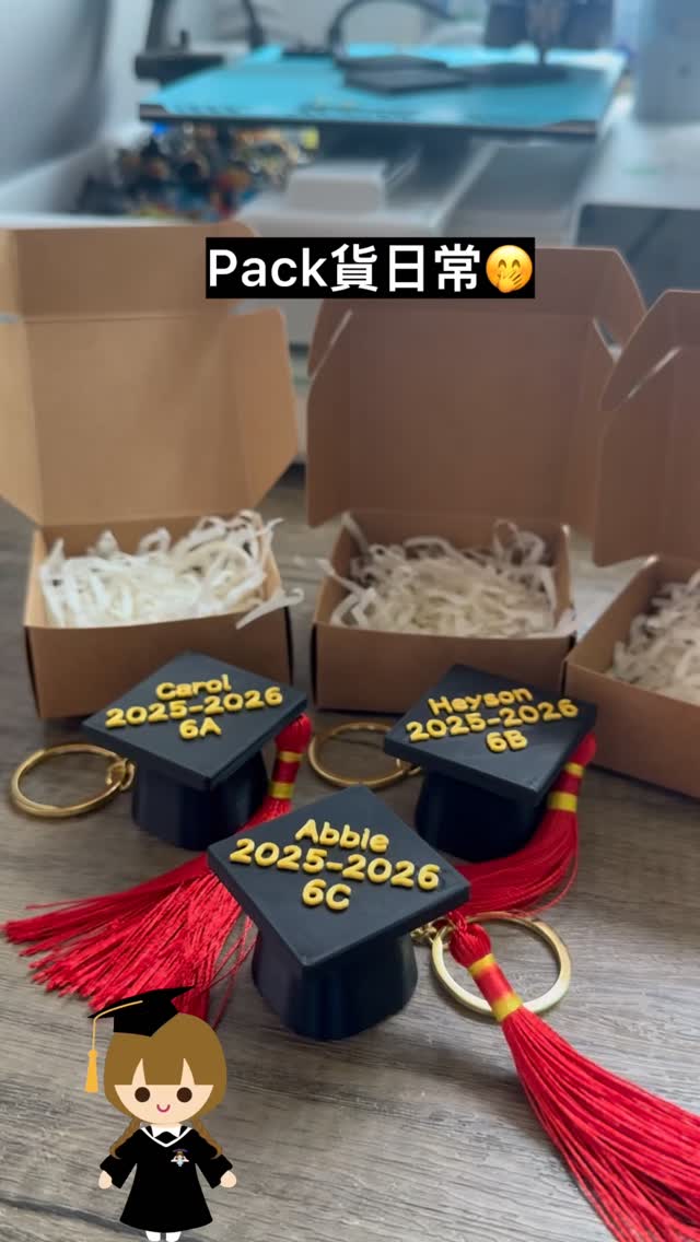 立體畢業帽造型掛飾，帽面有文字，帽頂垂下流蘇