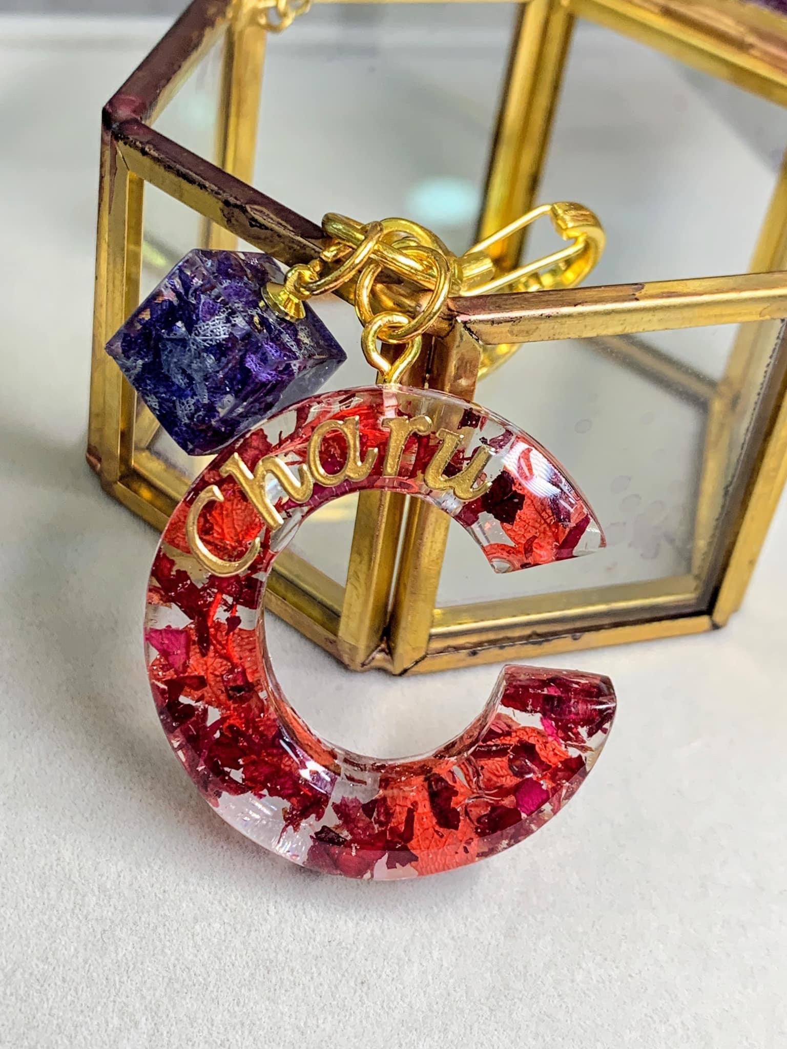 永生花字母滴膠匙扣 - 披紅戴花