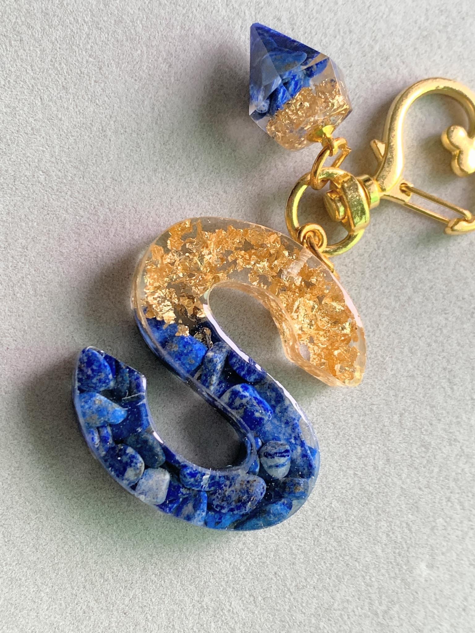 天然晶石字母滴膠匙扣 - 藍青金石配金