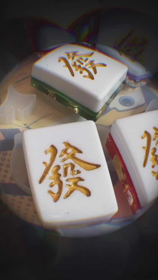 滴膠麻雀：透明樹脂封入金箔與金色「發」字的麻雀造型作品